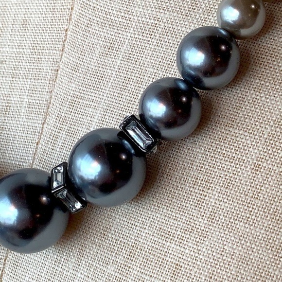 Charming Charlie metallic silver graduated chunky large bead statement necklace - Picture 2 of 7